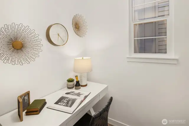 Wonderful workspace.  Photos are for illustrative purposes