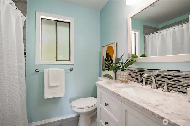Main Bathroom - Tub/Shower combo