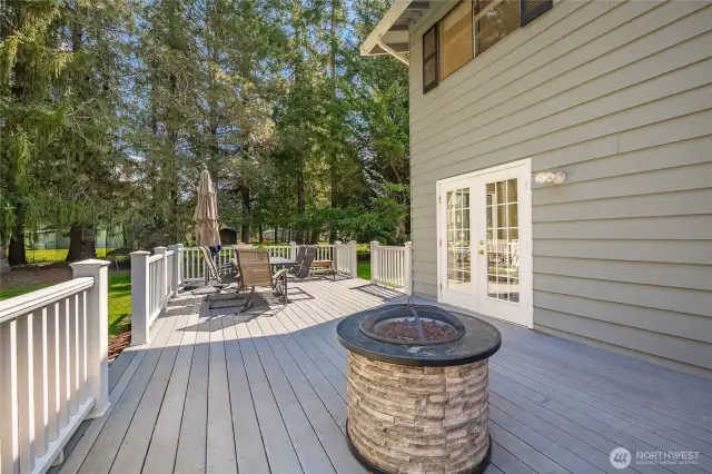 Large outdoor living space - trex deck