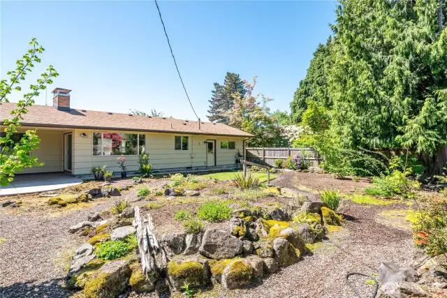 Private fully fenced back yard