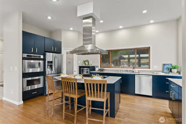 Eat bar and double ovens