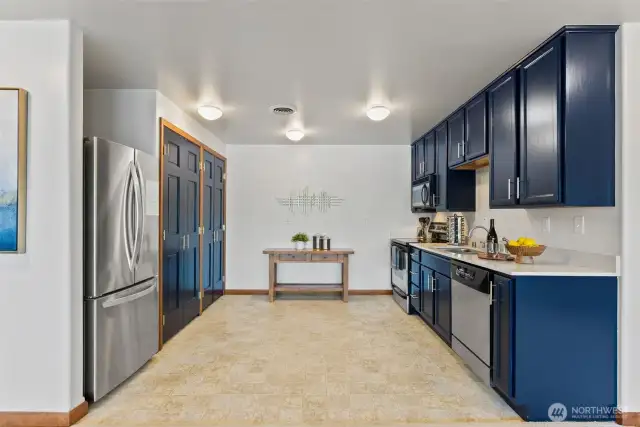 Lower level full kitchen
