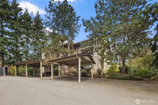This complex is just minutes to downtown Kirkland and CK Corridor access right outside, this is the perfect place to relax and enjoy the vibrant Kirkland lifestyle. No rental cap!