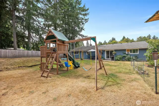 Huge fully fenced back yard.