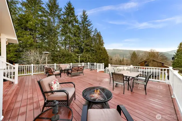 Tranquility lives here! Take a closer look at these photos; there is no one close enough to take away your peace and quiet yet close enough to be neighborly.