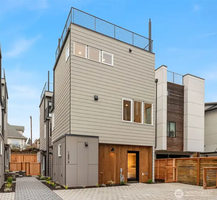 Charming townhome-style home in fantastic location