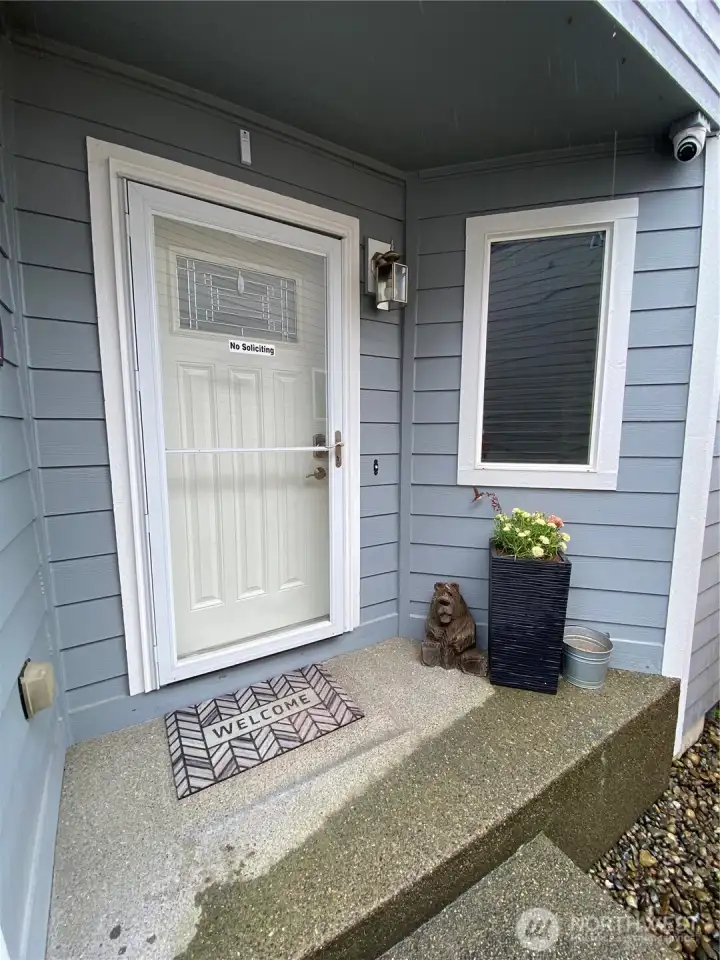 Covered front porch!