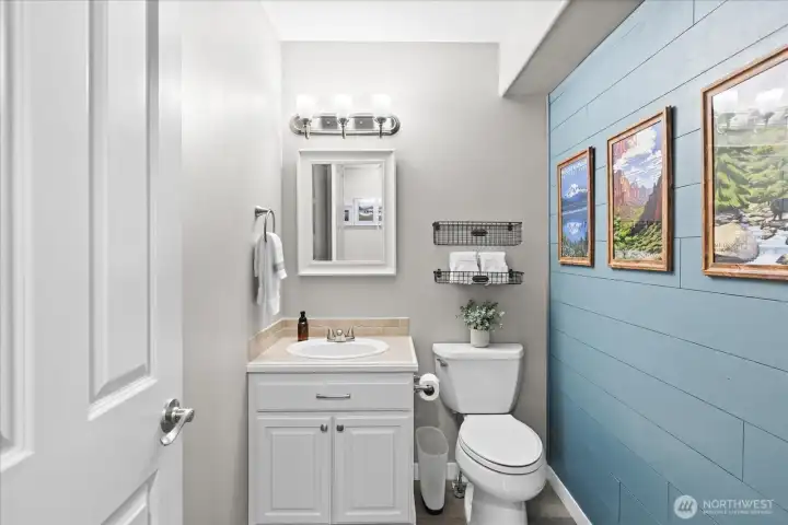 Main floor 1/2 bath