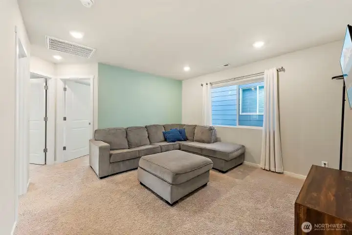 Loft / Family room 15'x13'