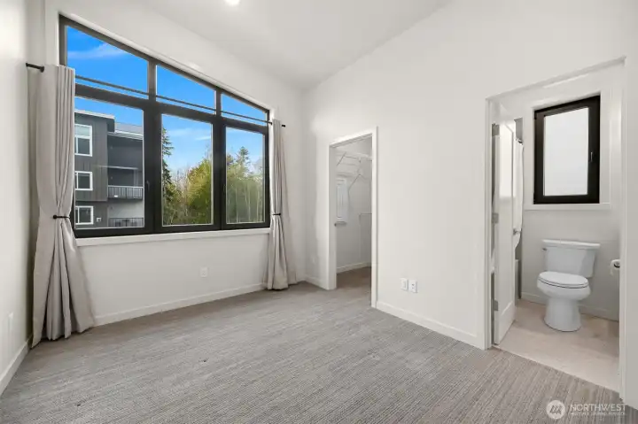 Secondary bedrooms connected through a shared guest bathroom