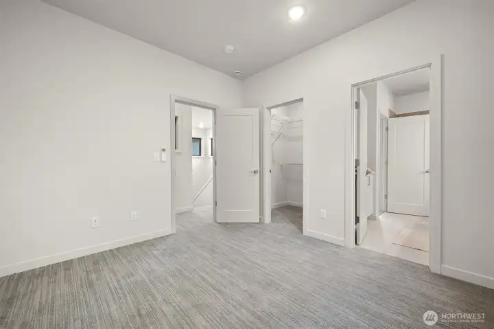 Guest bedroom with a shared ensuite bath