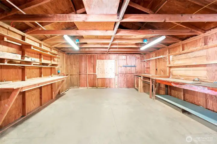 Huge Workshop with additional storage room Huge Workshop with additional storage room