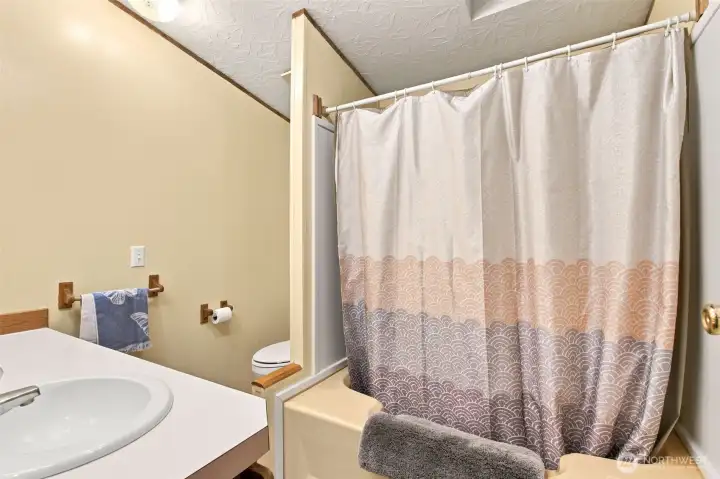 Full Guest Bathroom Full Guest Bathroom