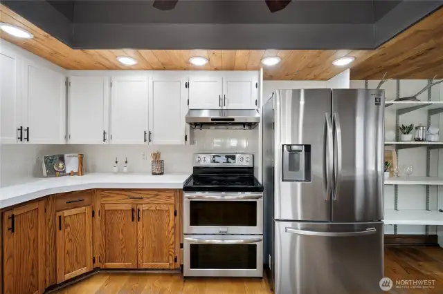 All stainless steel appliances and trash compactor stay.