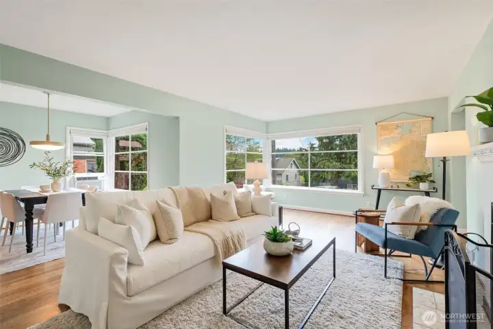 Look at those windows! Let the lake and light shine in!