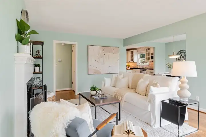Fantastic access to both dining and kitchen spaces- easy breezy floorplan