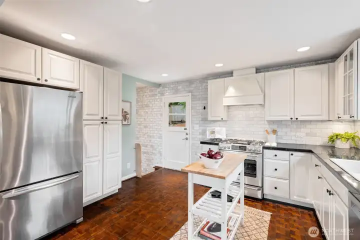 Stainless appliances and tremenous storage