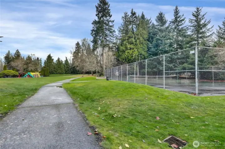 Same park, nice little tennis court.