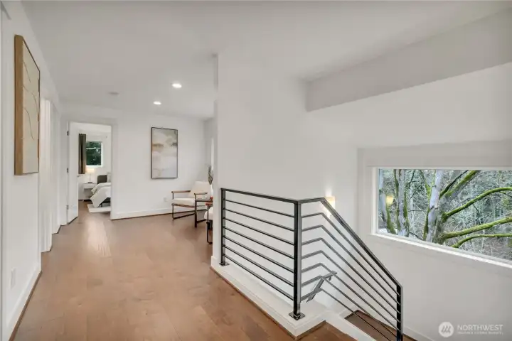 Top Floor w/3 beds, laundry & 2 full baths