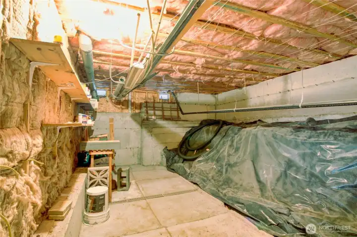 Dry crawl space for extra storage