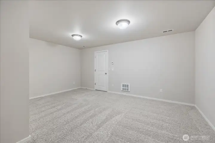 Huge bonus/theatre/home gym w/new carpet