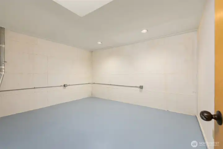 Addtional space for storage, wine cellar, shop.