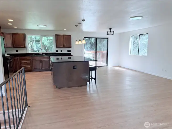 nice size island in the middle of the kitchen and dining room
