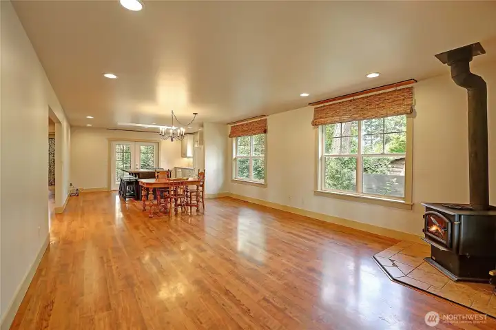 Fresh interior paint in the living/dining/kitchen & hallway. Fresh interior paint in the living/dining/kitchen & hallway.