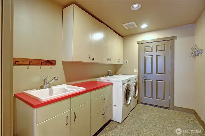 Huge laundry/utility room. Huge laundry/utility room.
