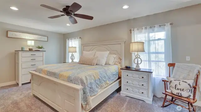 Spacious primary suite with en suite bath, walk-in closet, double sinks and extra vanity space