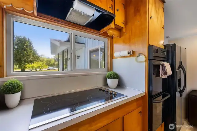 Wonderful glass top cooktop and double ovens.