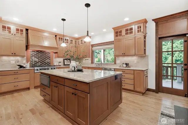 eaturing solid wood shaker cabinets, slab granite, Viking range, Sub-Zero fridge & oversized island with extra storage.