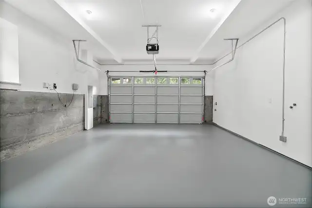 Spacious and versatile garage designed to store all your gear, from cars to bikes and everything in between.