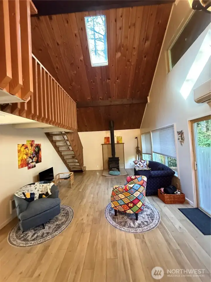 Livingroom/Great Room, skylight and laminate flooring