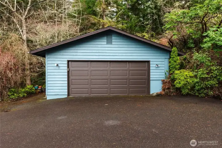 Detached 2 car garage