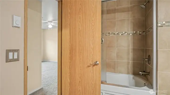 Another view of the bathroom.