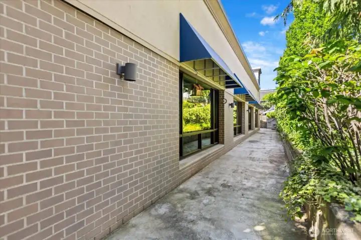 Zero-step entrance for easy, convenient access.