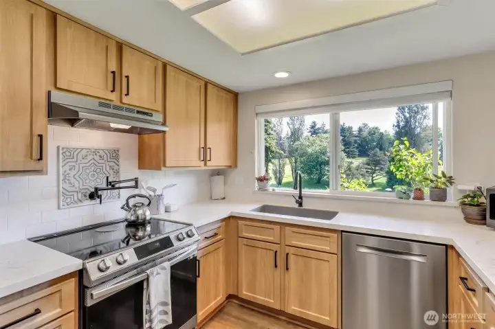 Updated kitchen with refaced cabinetry, soft-close doors/drawers and pot filler! Updated kitchen with refaced cabinetry, soft-close doors/drawers and pot filler!