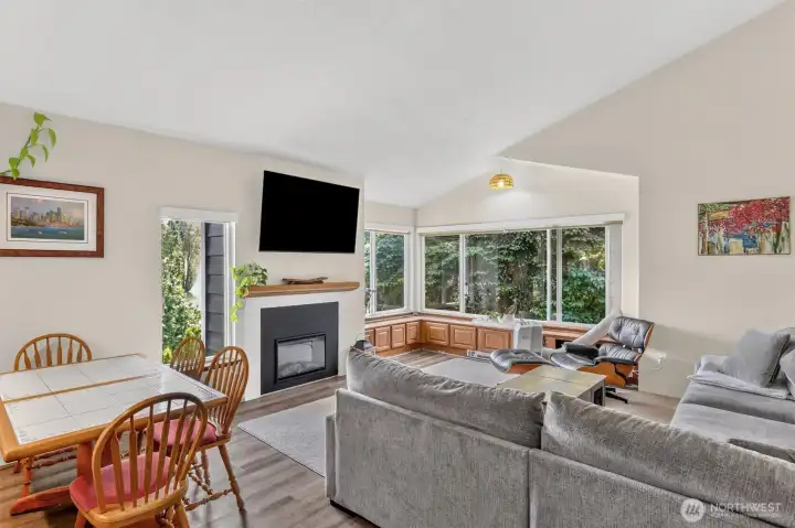 Dining/front room is large with vaulted ceilings and a view to golf course. Dining/front room is large with vaulted ceilings and a view to golf course.