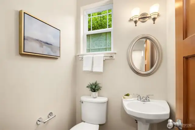 Main level 1/2 bath