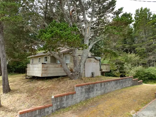 Westside 2 bedroom cabin with property to the Western Upland Boundary. Just a short walk to the beach