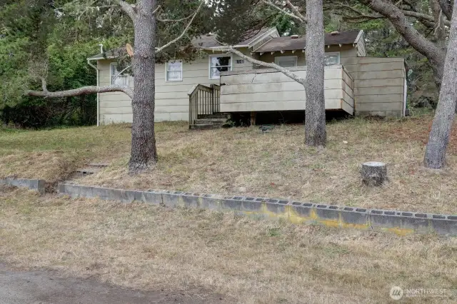 Westside 2 bedroom cabin with property to the Western Upland Boundary. Just a short walk to the beach
