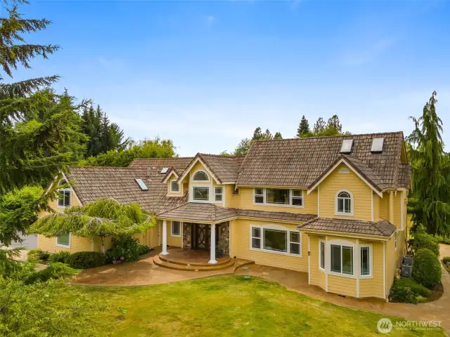 Estate property in Holly Woods!