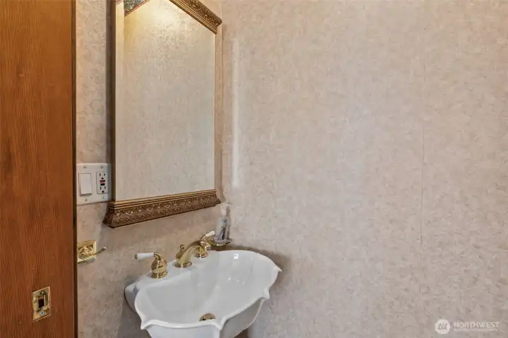 Upstairs 1/2 Bathroom