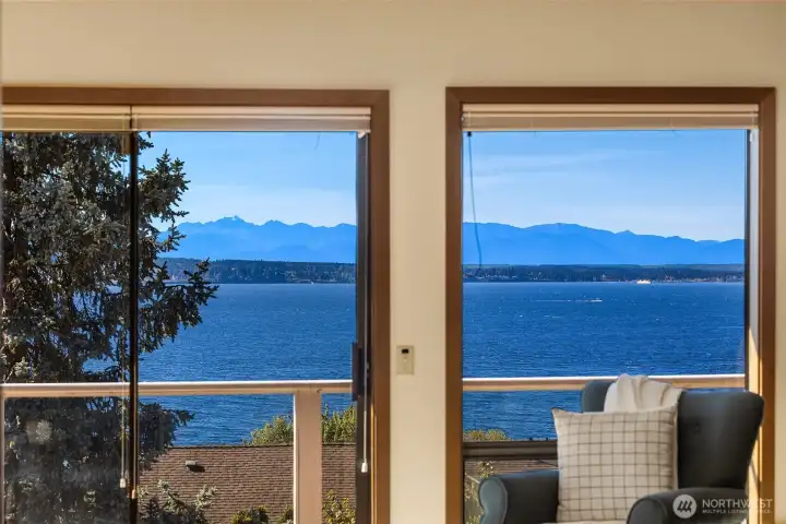 Those views! Panoramic vistas of Puget Sound and the Olympic Mountains steal the show from nearly every angle.