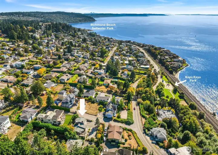 The surrounding area offers easy access to Richmond Beach Saltwater Park, Kayu Kayu Park, Marina Beach Park, and local shops—combining natural beauty with everyday convenience.