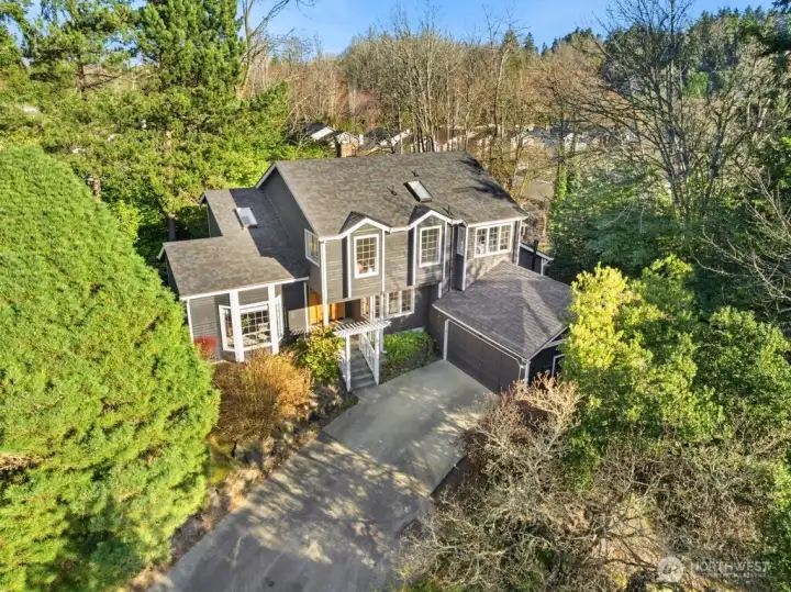 Superbly located in Norkirk close to Moss Bay and delicious restaurants, fun and diverse shops, convenient services, multiple transportation options, highly rated schools, amenity rich parks and more!