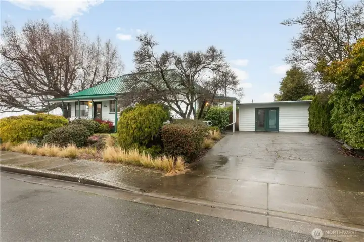 House and detached studio with power and heat