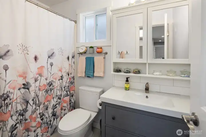 Upstairs Full Bathroom