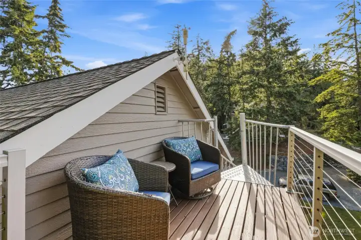Treetop deck designed for peaceful mornings and relaxing evenings. Treetop deck designed for peaceful mornings and relaxing evenings.